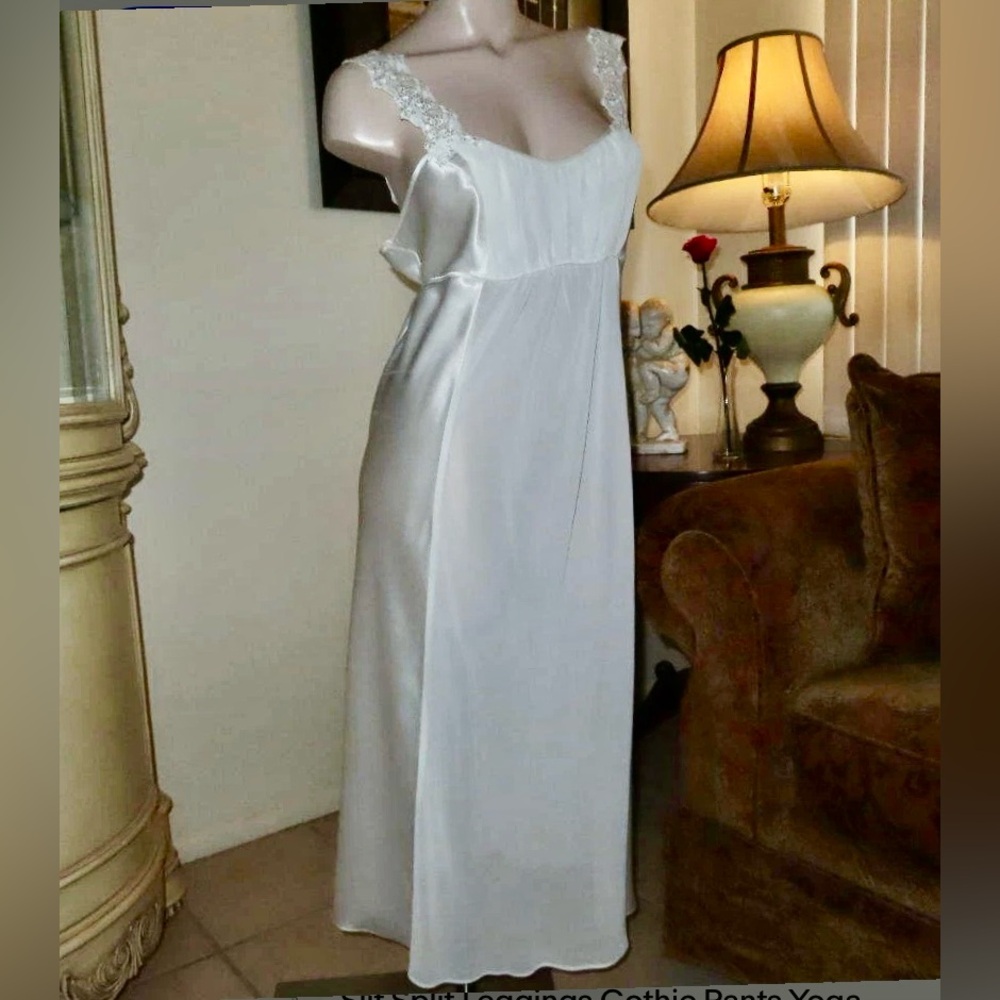 Vintage Oscar de la Renta White Lace Trim Nightgown